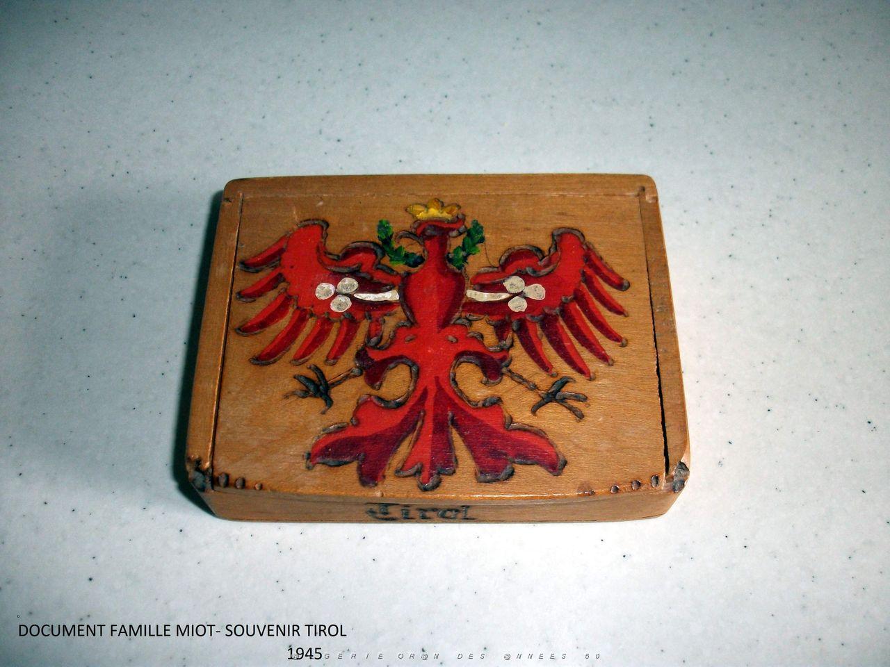 230 Coffret bois TYROL 1945 MD000613.JPG